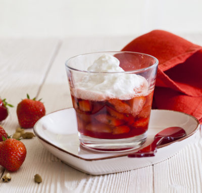 Fragole nel tumbler con spuma allo yogurt