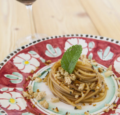 Spaghetti agrodolce alla cipolla rossa di Tropea con briciole di pane profumato