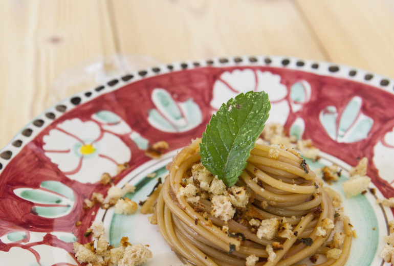 Spaghetti agrodolce alla cipolla rossa di Tropea con briciole di pane profumato